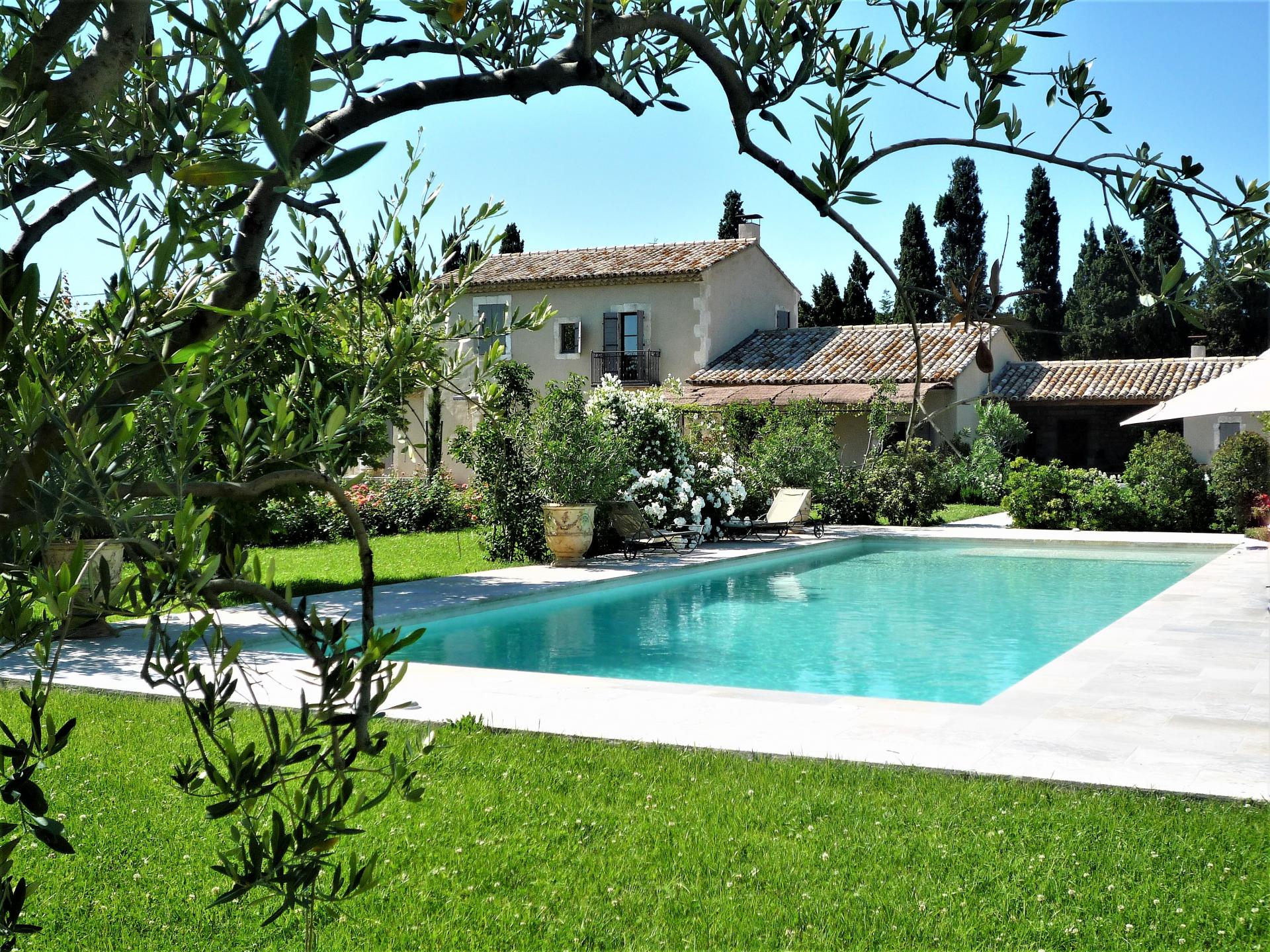 MAS DES ROSES BLANCHES